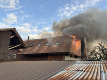 Dachstuhl von Mehrfamilienhaus in Brand